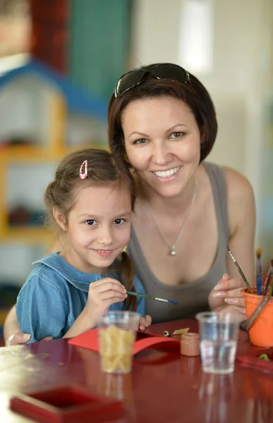 Fille peinture avec mère — Photo