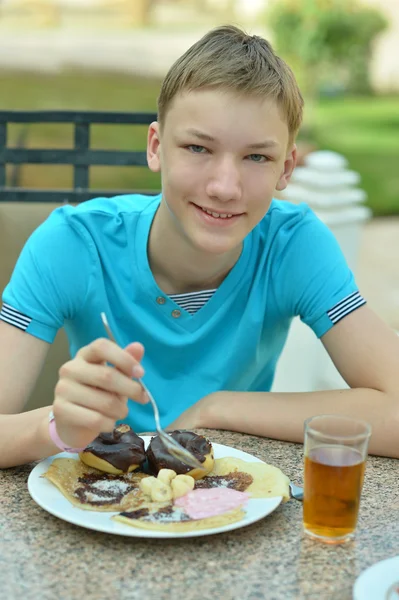 Niño feliz en el desayuno — Foto de Stock