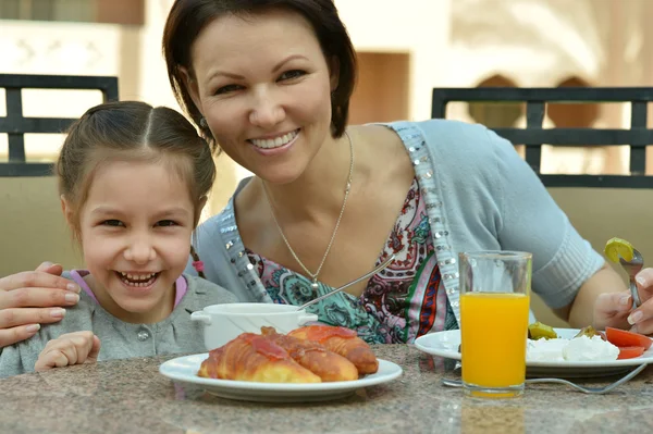 Mother with daughter at breakfast — Stockfoto