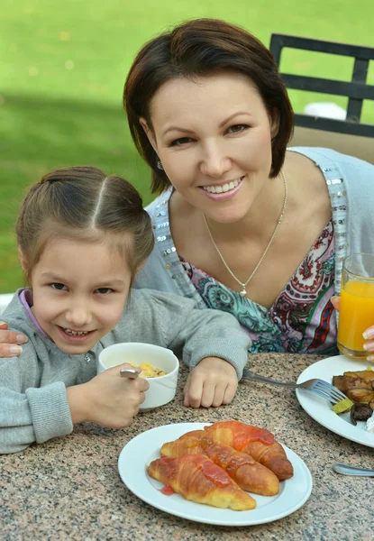 Mother with daughter at breakfast — Stock Photo, Image