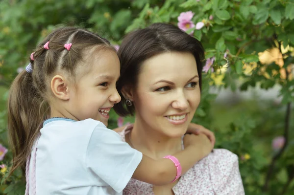 Liten flicka med mamma i park — Stockfoto