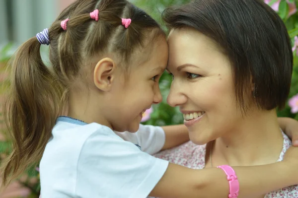 Niña con madre en el parque —  Fotos de Stock