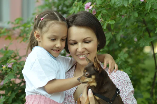 Fille et mère dans le parc avec chien — Photo