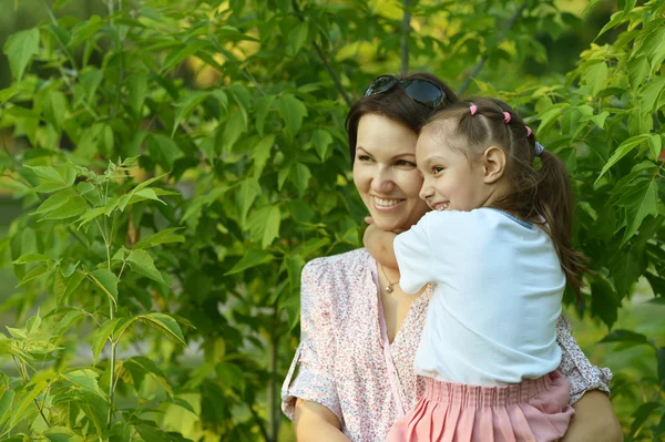 Niña con madre en el parque —  Fotos de Stock