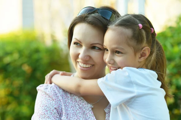 Liten flicka med mamma i park — Stockfoto