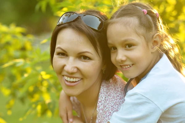 Kleines Mädchen mit Mutter im Park — Stockfoto