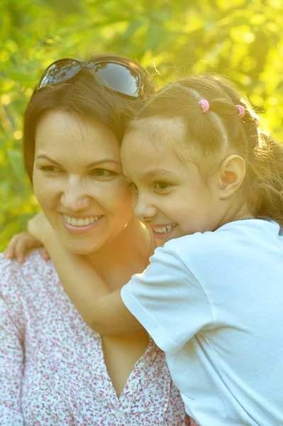 Petite fille avec mère dans le parc — Photo