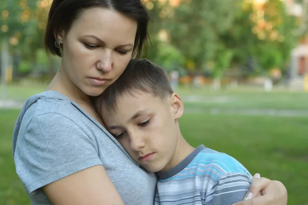 Triest moeder met zoon in park — Stockfoto
