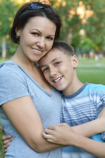 Мать с сыном в парке — стоковое фото