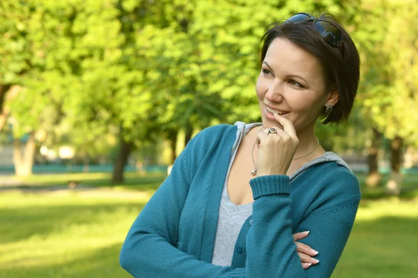 Glückliche Frau im Sommerpark — Stockfoto