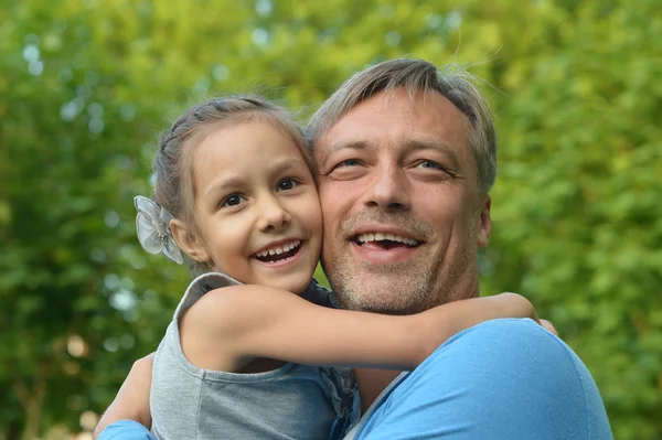 Vader en dochter in zomer park — Stockfoto