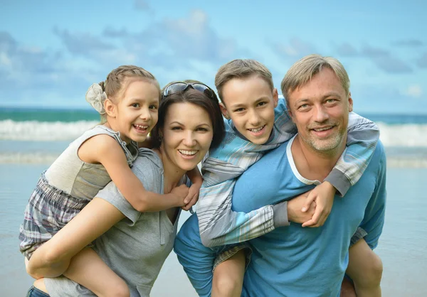 Familia feliz en la playa del mar — Foto de Stock