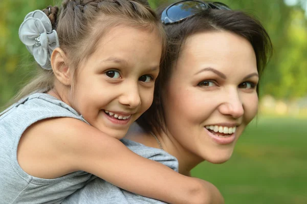 Liten flicka med mamma i park — Stockfoto