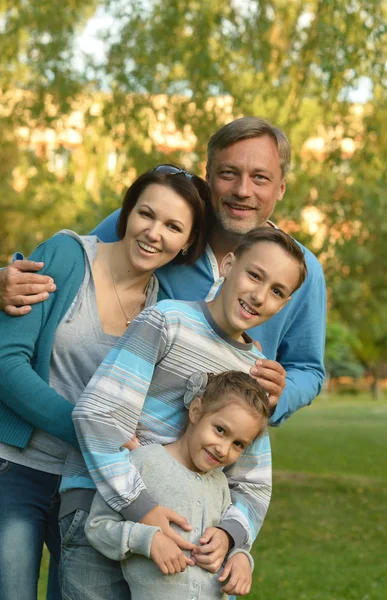 Familjen vilar i sommarparken — Stockfoto