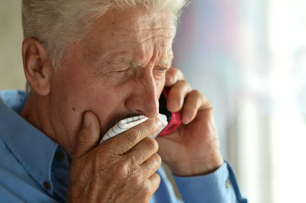 Kranker alter Mann ruft Arzt — Stockfoto