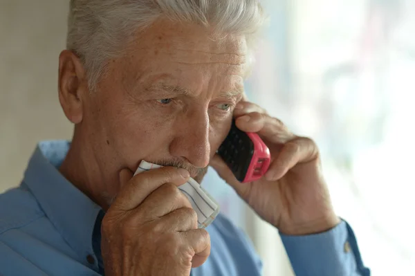 Kranker alter Mann ruft Arzt — Stockfoto