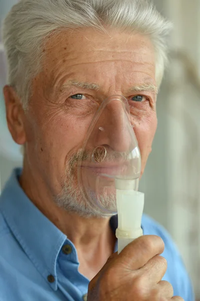 Anciano con inhalación de gripe — Foto de Stock