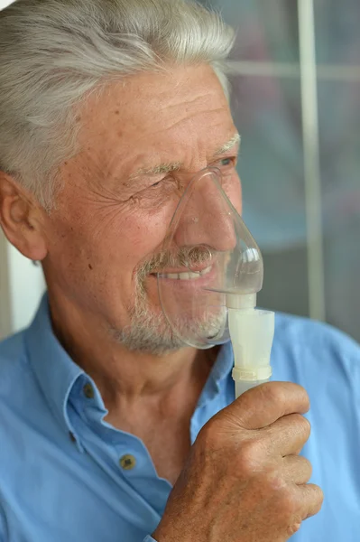 Anciano con inhalación de gripe — Foto de Stock