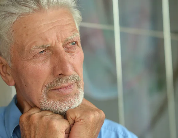 Triste homme âgé à la maison — Photo