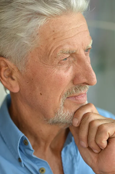 Triste uomo anziano a casa — Foto Stock