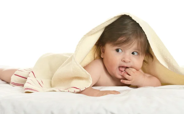 Dziecko dziewczynka leżący pod koc — Zdjęcie stockowe