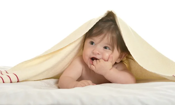 Meisje van de baby liggen onder deken — Stockfoto