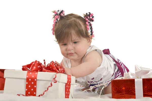 Niedliche Baby-Mädchen mit Geschenken — Stockfoto