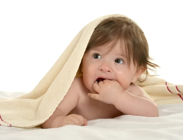 Bambina sdraiata sotto coperta Foto Stock