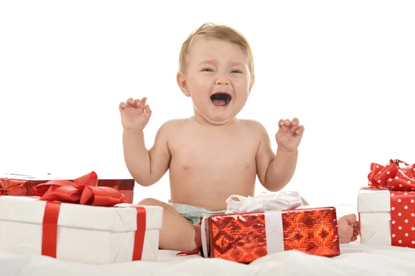 Niedliches weinendes Baby-Mädchen mit Geschenken — Stockfoto