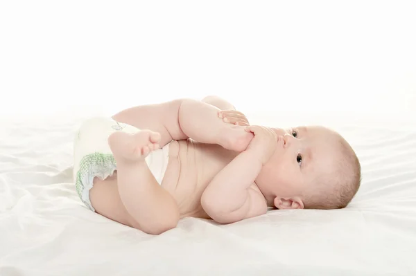 Baby flicka liggande på filt — Stockfoto