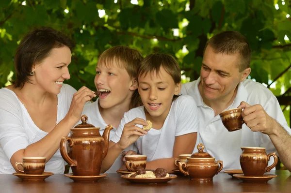 Rodina pít čaj v zahradě — Stock fotografie