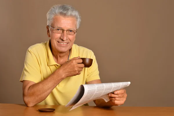 Man läser tidningen — Stockfoto