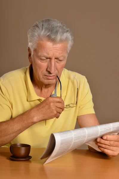 Homem lendo jornal — Fotografia de Stock