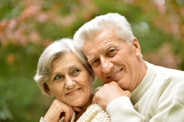 Coppia matura a piedi in estate — Foto Stock