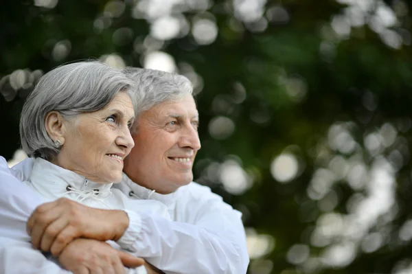 Coppia matura a piedi in estate — Foto Stock