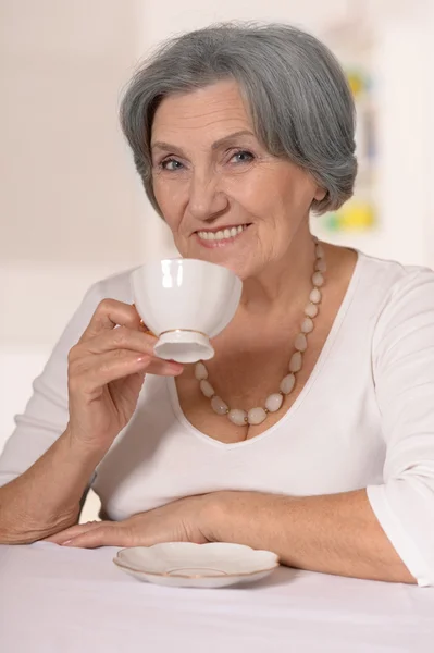 Старшая женщина с чашкой кофе — стоковое фото