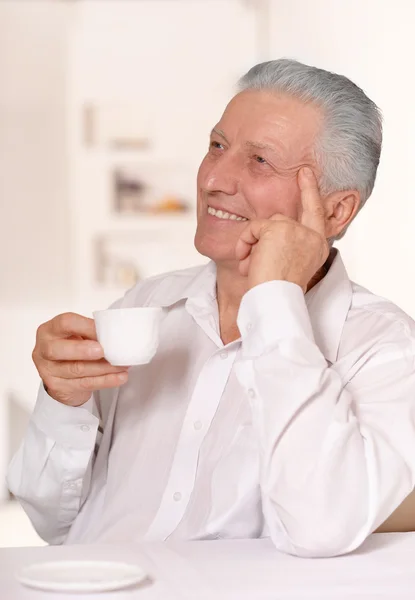 Elderly man drinking cup of coffee — Stock Photo, Image