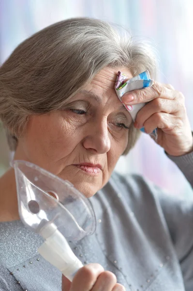 Mulher idosa doente com inalador — Fotografia de Stock