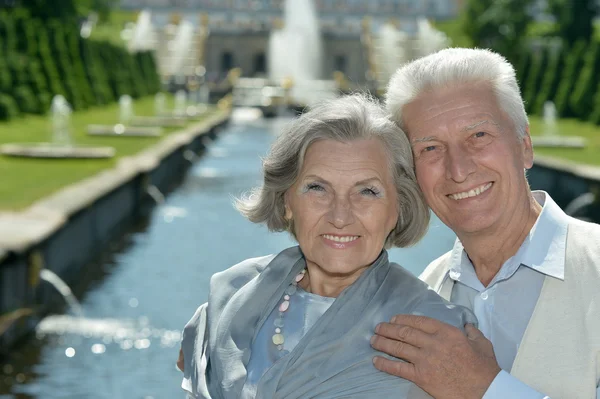 Hermosa pareja de ancianos al aire libre —  Fotos de Stock