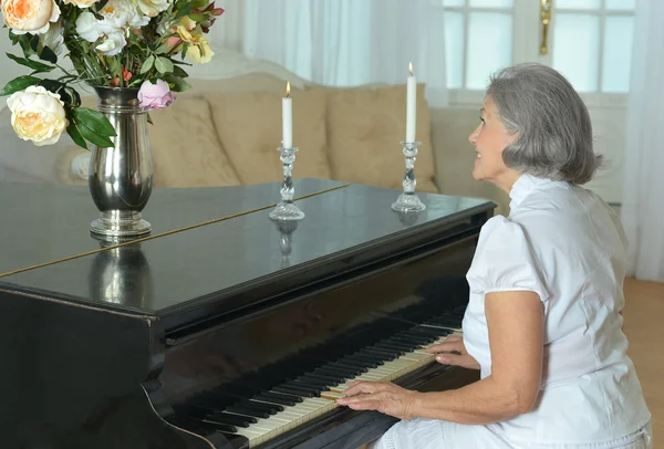 Femme âgée jouant du piano à la maison — Photo