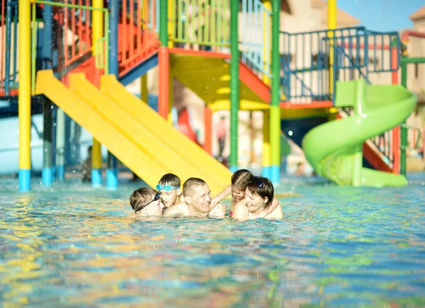 Rodinný relax v bazénu — Stock fotografie
