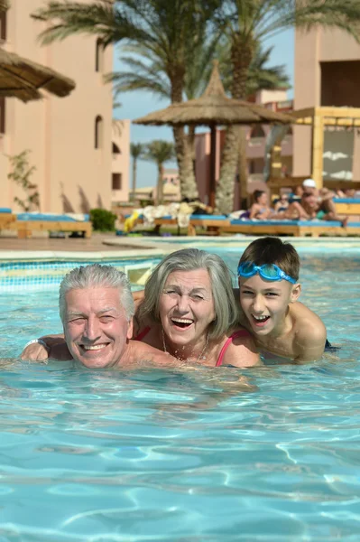 Feliz pareja de ancianos con nieto — Foto de Stock