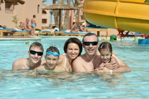 Familie ontspannen in het zwembad — Stockfoto