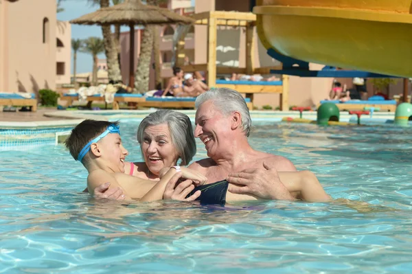 Szczęśliwa para starszych z wnukiem — Zdjęcie stockowe