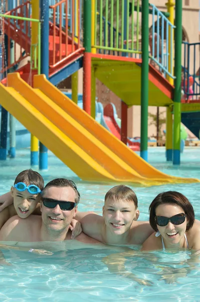 Gelukkige familie hebben in zwembad — Stockfoto