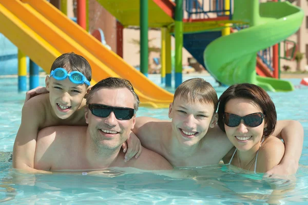 Familia feliz teniendo en la piscina —  Fotos de Stock