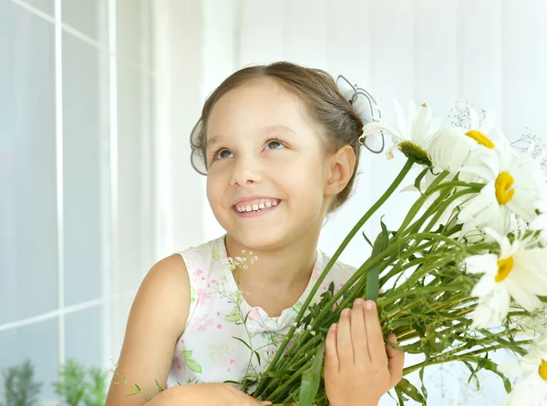Holčička s dasies květy — Stock fotografie