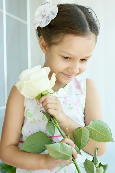 Holčička s růžovou květinou. — Stock fotografie