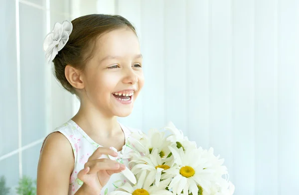 Meisje met dasies bloemen — Stockfoto