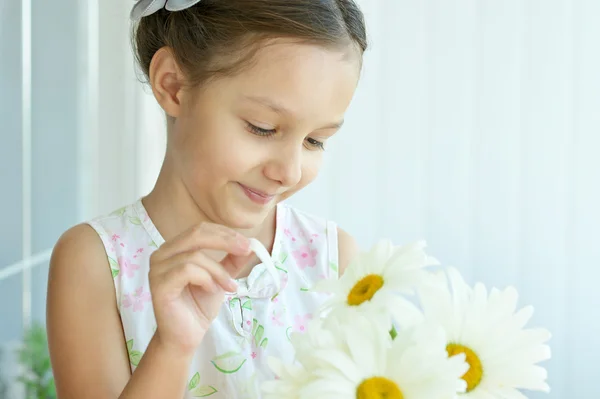 ガーベラの花を持つ少女 — ストック写真